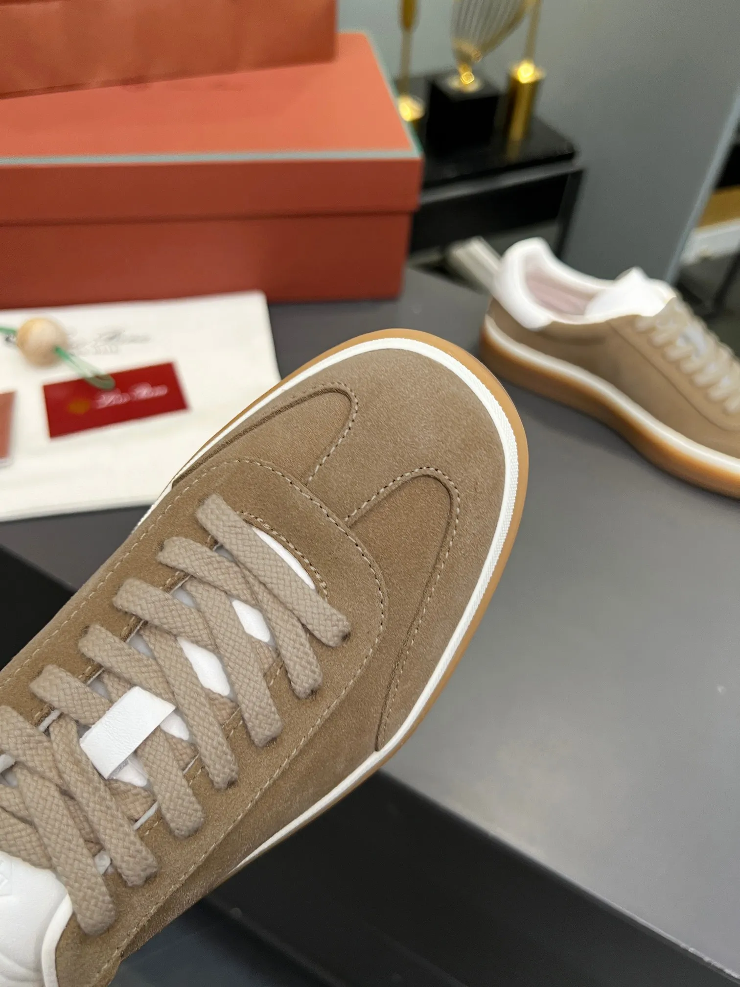 Factory price: 580💰Purchase level, high version🦅⛳️ Italy [Loro men's shoes💰iana] Tennis walk series L men's shoes💰Couple moral training shoes casual sports shoes sneakers🎁🎁 Original purchase development and production This new suede tennis shoe adopts an ultra-low design, suitable for wearing all year round👫👫 The wrapped sole creates an effortlessly attractive color combination that harmoniously blends functionality with understated style, making it the ideal shoe for urban wear. Soft calfskin tongue with Kummel color insert at the heel, embossed L Men's shoes 💰 Logo Cotton lace upper, cowhide suede sole Rubber-lined calfskin ✦ Upper: imported first-layer cowhide ➕ Customized original cowhide ✦ Lining: cowhide lining ➕ Cow leather insole ✦ Sole: Original open-molded T men's shoe 💰R ultra-lightweight outsole ✦Packaging: Original full set of packaging ✦Female size: 35--40, ✦Male size: 39--44, customized 45